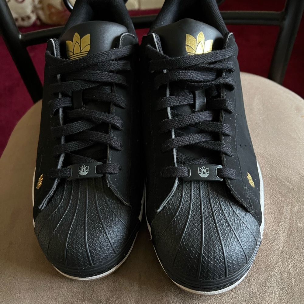 Adidas low  shell toe.  missing right insole worn once no box